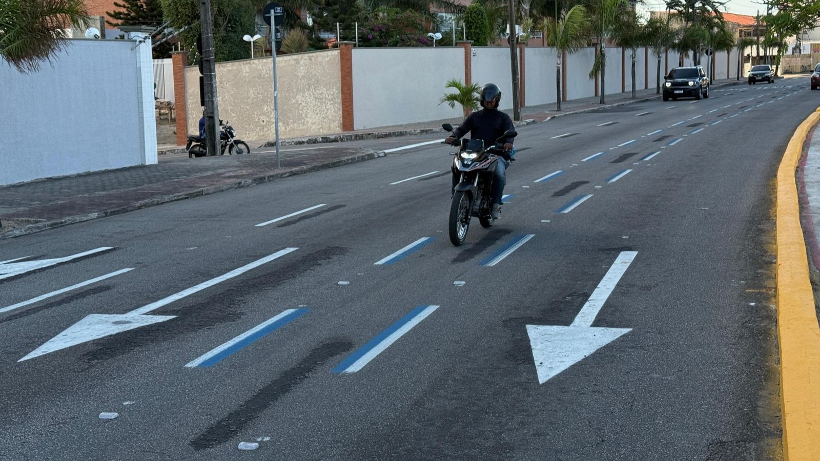 motociclista passando pela faixa azul na avenida humberto monte